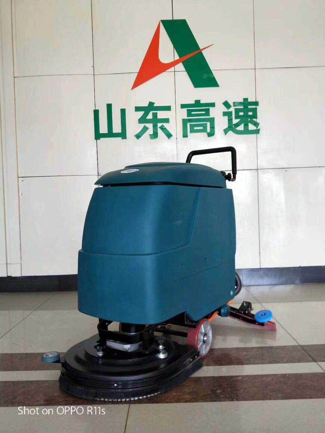 自动洗地机在地板砖地面的应用