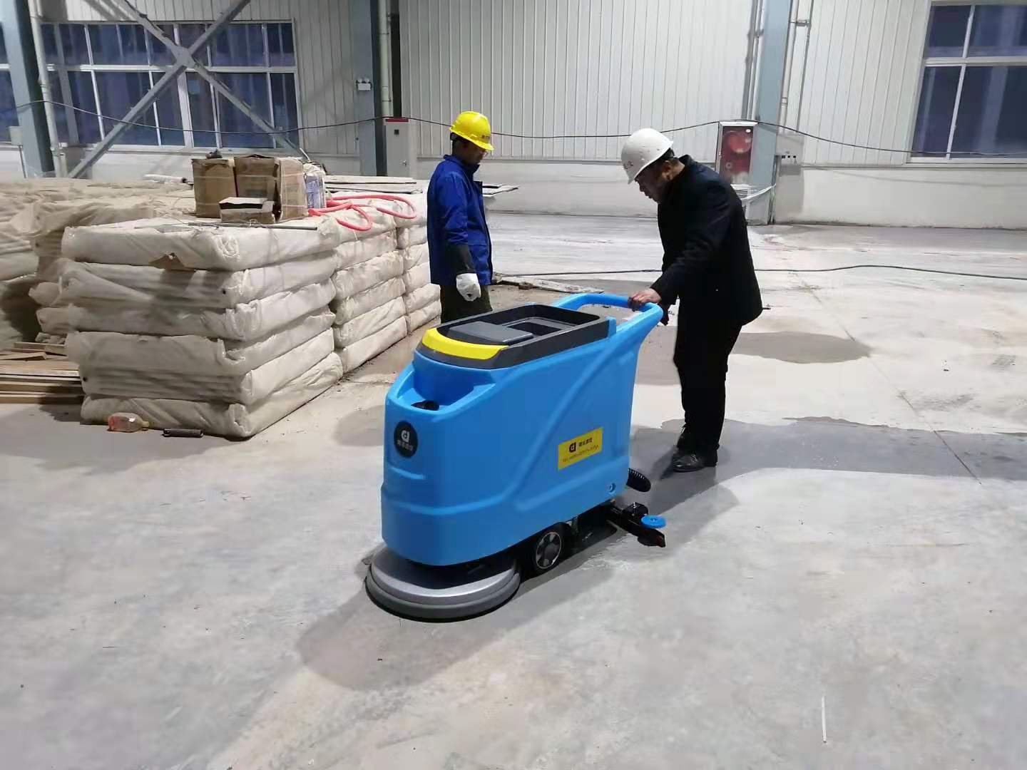 手推式工业洗地机的使用流程